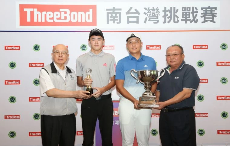 柏緯集團總裁吳建明(左一)和澄觀園高爾夫練習場董事長林慶恩(左)頒冠軍盃給職業黃議增(右二).業餘林宸駒(左二)。鍾豐榮攝
