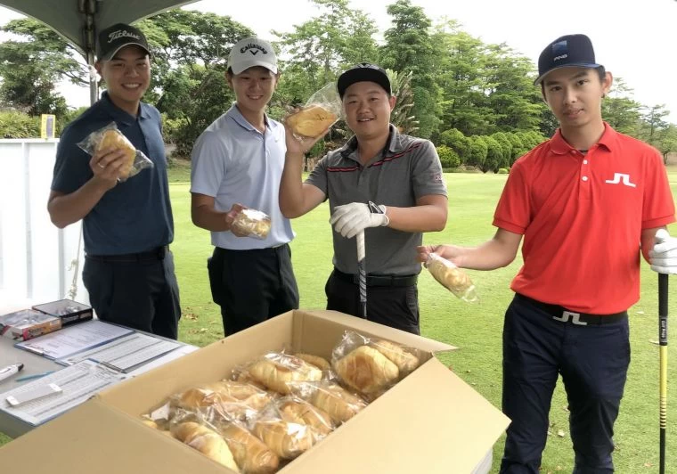 鄭楊慶董事長提供300份羅宋麵包給比賽選手享用。大會提供