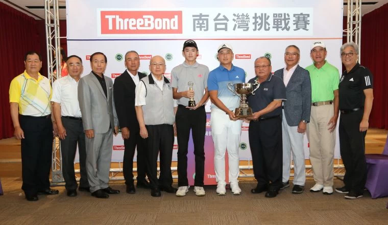 ThreeBond南臺灣挑戰賽職業冠軍黃議增及業餘冠軍林宸駒和貴賓合影)。鍾豐榮攝