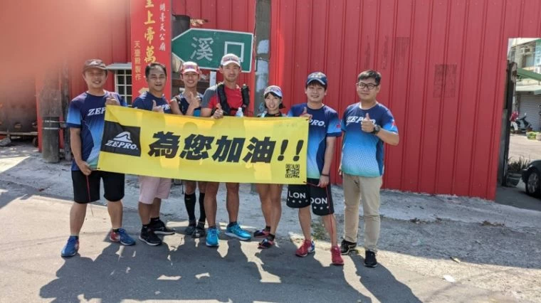 全統運動用品李宗富送來人工皮。周俊宏提供