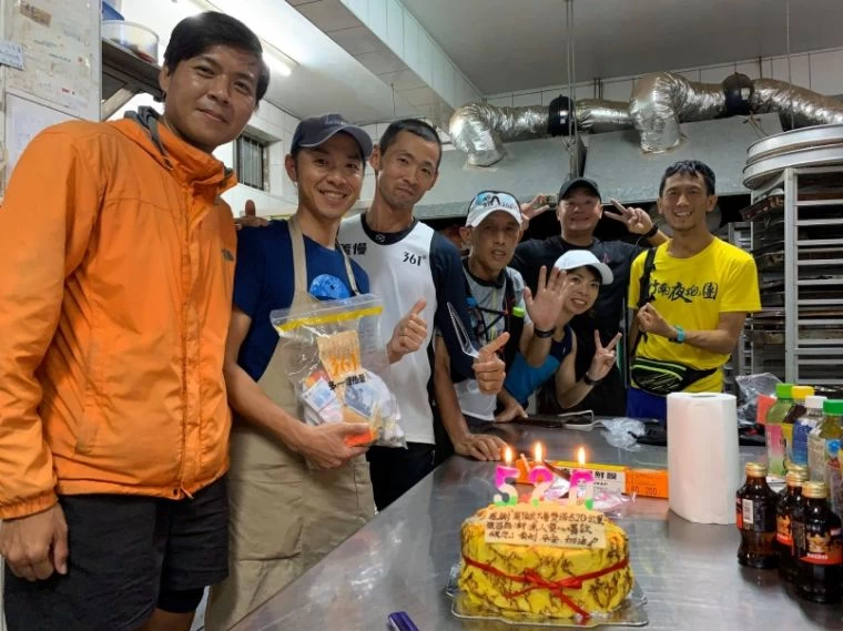 周俊宏(左3)周六將再把捐款親自送到110公里外的後龍。周俊宏提供