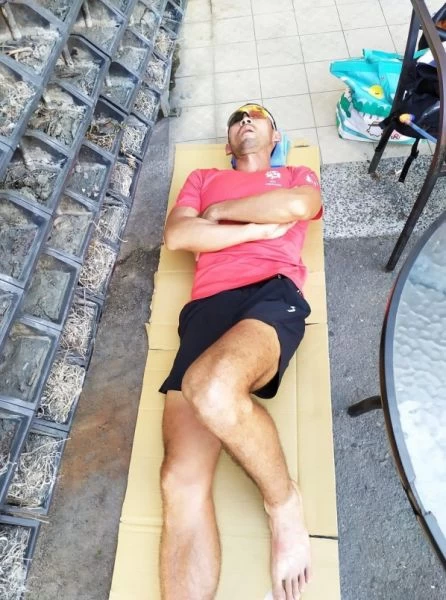 周俊宏都只能隨便席地休息。周俊宏提供