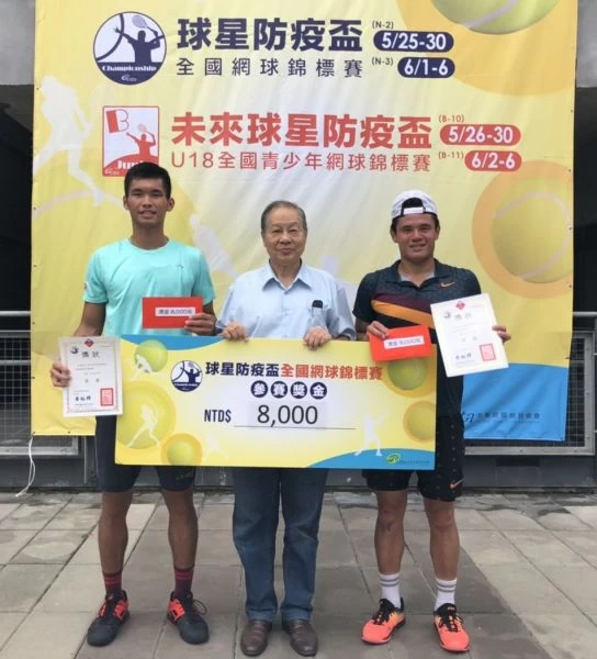 球星防疫盃男單季軍何承叡(左)、林維德(右)。中華民國網球協會提供