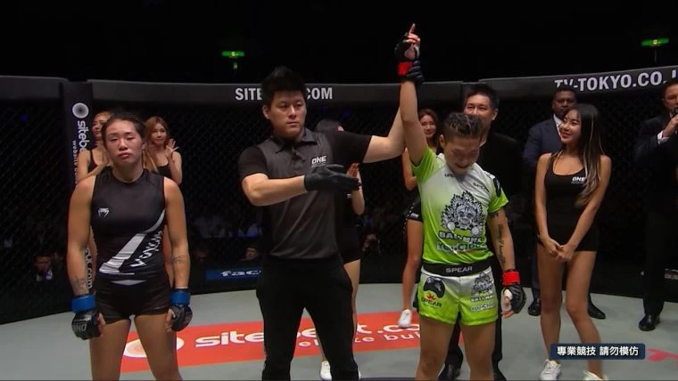 台灣裁判鄭坎普(中)宣布熊竟楠獲勝。官方提供