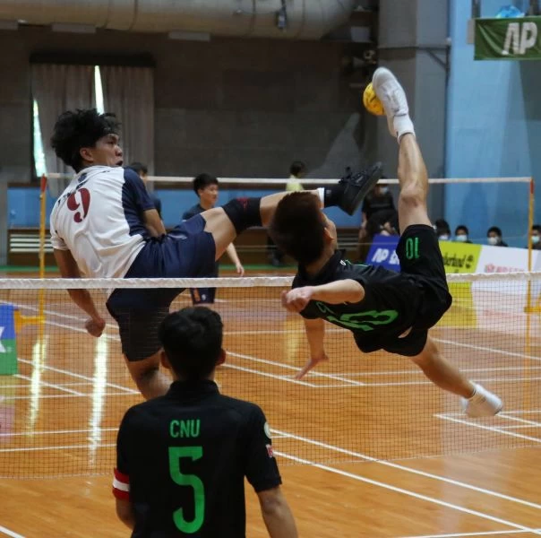臺師大林侑增(左)、嘉南藥大李信嶸空中對抗。大會提供