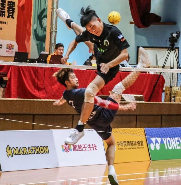 嘉藥王昶穎(前)、臺北市蔡政翰網前對決。大會提供
