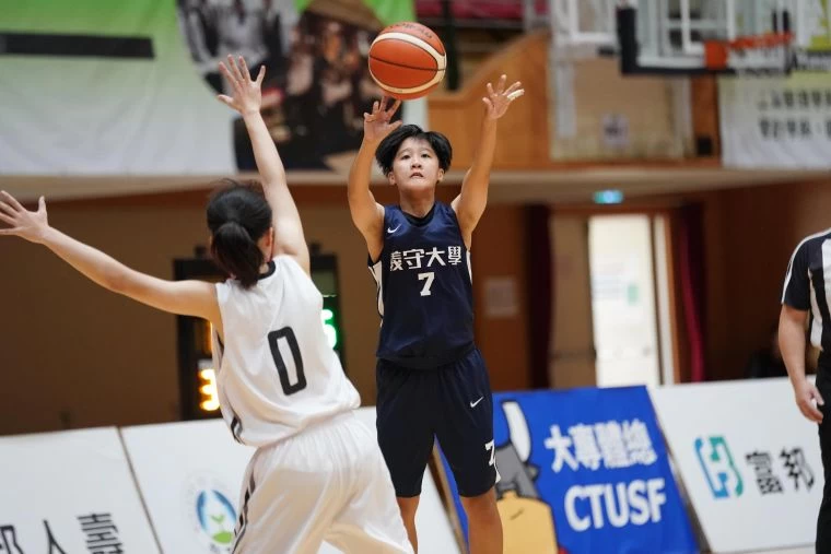 義守王馨翎5記三分球拿17分。大會提供