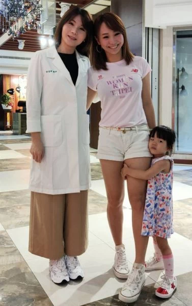 防疫宣導短片爆紅的輔大家醫科美女醫師許書華(左)攜手「甜心主播」呂佳宜一同參賽。大會提供
