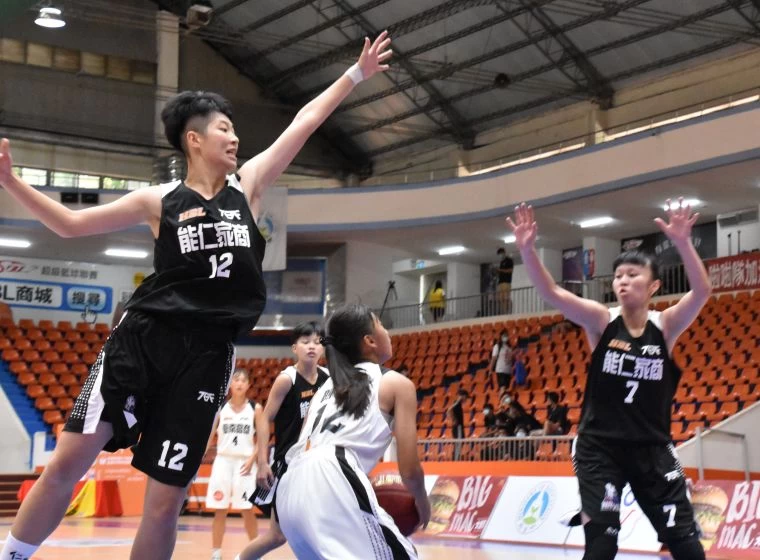 能仁176公分當家中鋒呂倩玟禁區門神。大會提供