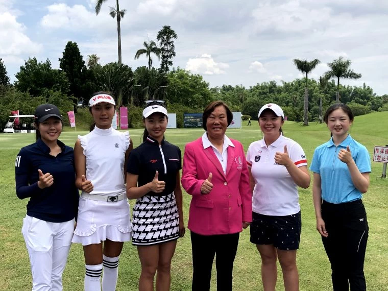 TLPGA理事長歡迎新進會員,左起丁子芸、劉芃姍、楊亞賓、涂郡庭和洪玉霖。凌照雄攝