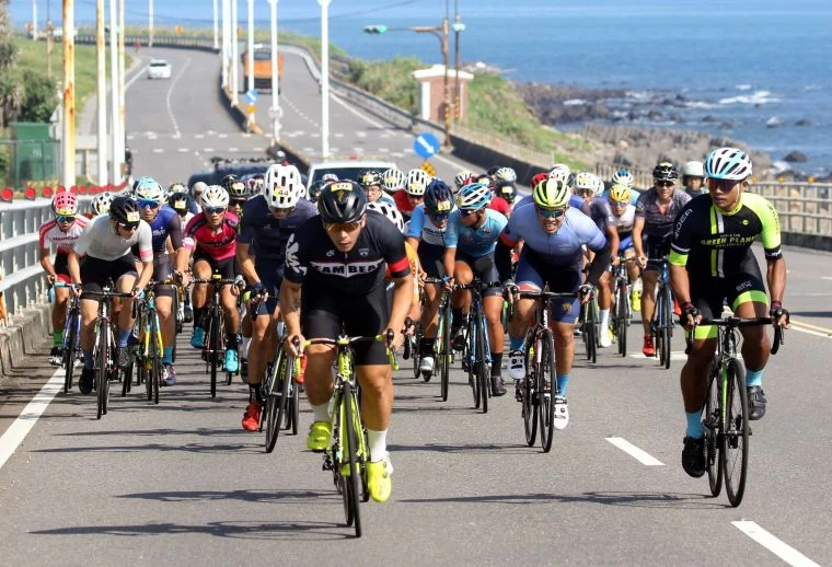 2020陽明山自行車登山王挑戰大集團經十八王公橋。中華民國自行車騎士協會／提供。