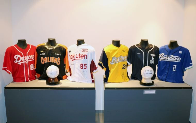 日本甲子園歷史館展示中職5球團及台灣犬球衣、蔡英文總統及吳志揚會長簽名球。官方提供