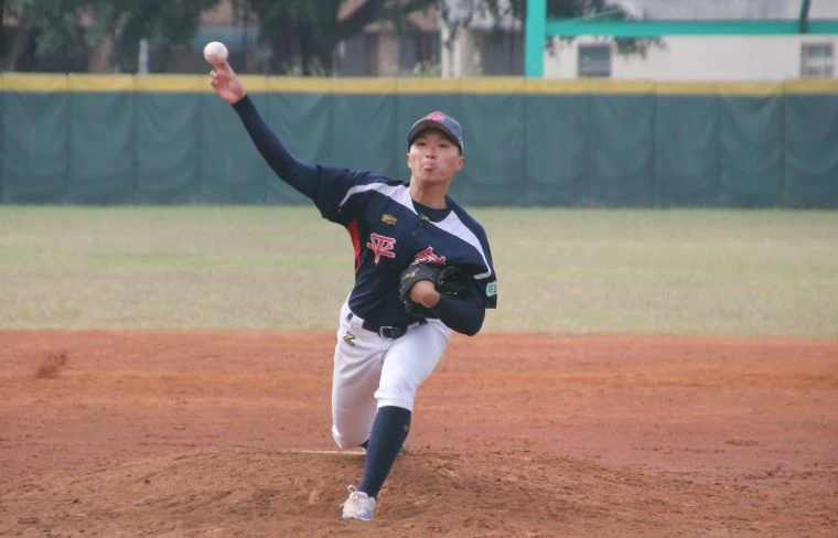 彰化東芳國小王宇欣(右)。大會提供