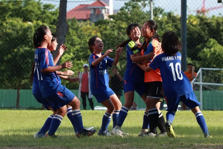 六年級冠軍戰水里國小PK獲勝慶祝。大會提供
