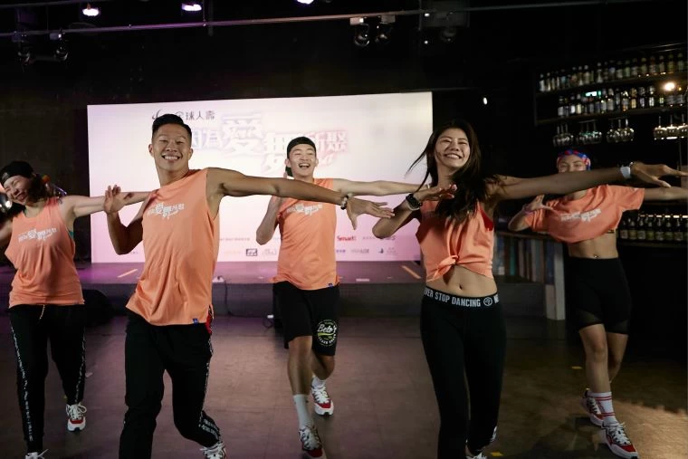 全球人壽「因為愛舞所聚ZUMBA」公益活動優質師資直播現場熱舞,邀民眾報一起舞動健康。大會提供