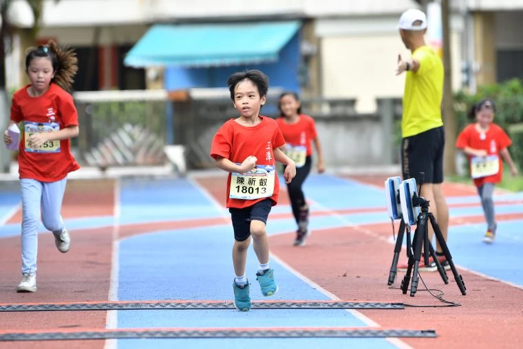活動比照田中馬有高規格計時設備為學生計時。大會提供