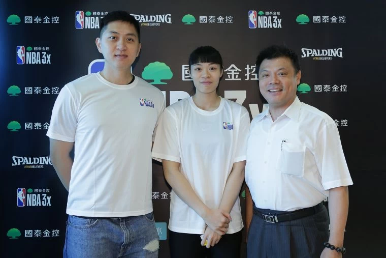 國泰NBA3x十年有成！國泰金控協理廖昶超（右）、去年拿下國泰NBA3x冠軍的國泰女籃成員戴宜庭（中）與曾拿下三屆國泰NBA3x冠軍的大學長吳宏政（左）。官方提供