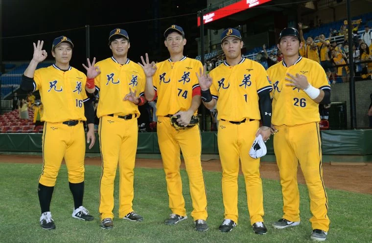 五人敲出三分砲。李天助攝