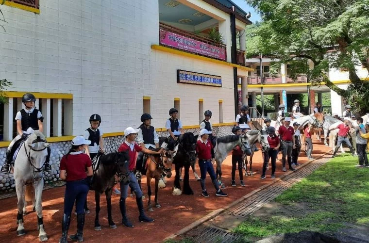 台中中坑國小畢業生用馬術展現自信。薛淳方提供