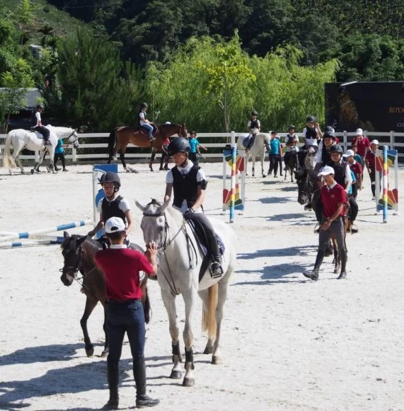 台中中坑國小首創馬術結合畢業典禮。薛淳方提供