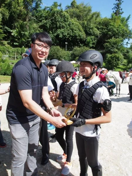 先騰馬業授贈馬蹄鐵獎盃給畢業生。薛淳方提供
