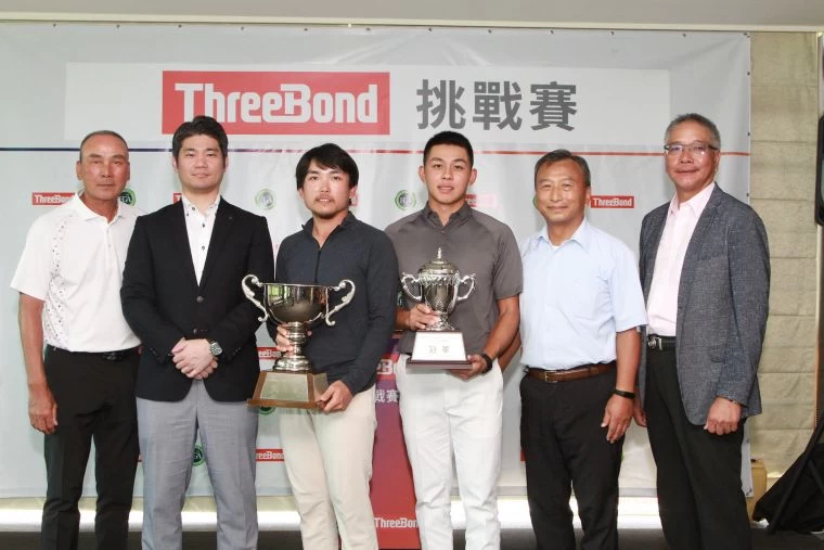 ThreeBondTPGA挑戰賽執行長陳志忠(左起).香港有限公司台灣分公司總經理泰地宏和.挑戰賽冠軍邱瀚霆.業餘冠軍陳威勝.空軍清泉崗高爾夫球場總經理陳孝華.TPGA理事長謝錦昇。鍾豐榮攝