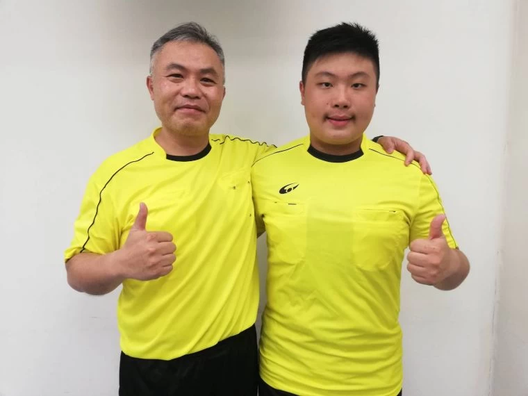 幼兒足球場上的父子裁判賈偉強(左)、賈乂穎。大會提供