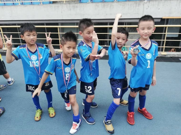 HFC黃蜂隊奪冠小將很會擺pose。大會提供