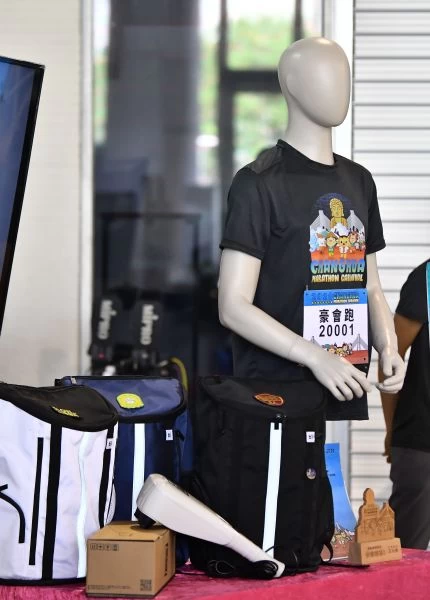活動現場展示本次活動的抽獎品及相關紀念品。大會提供