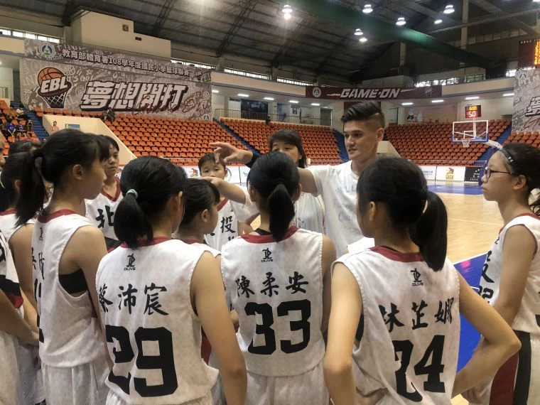 前SBL璞園、ABL富邦名控衛洪志善返北投再幫資深女教練黃湘雯。大會提供