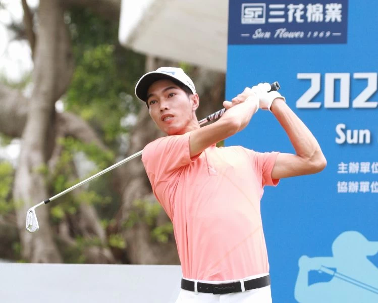 第一回合張緯綸66桿(-6)暫排第一。鍾豐榮攝