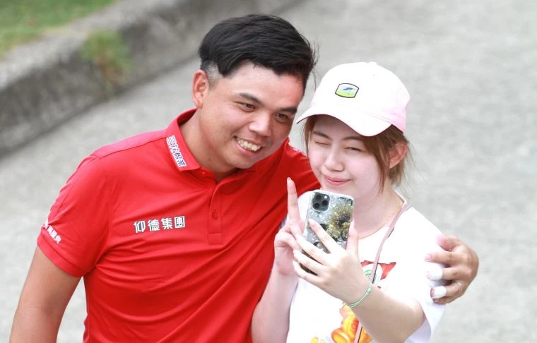 第一回合洪健堯老婆跟走十八洞,打完,兩人開心自拍,洪健堯暫並列第三。鍾豐榮攝