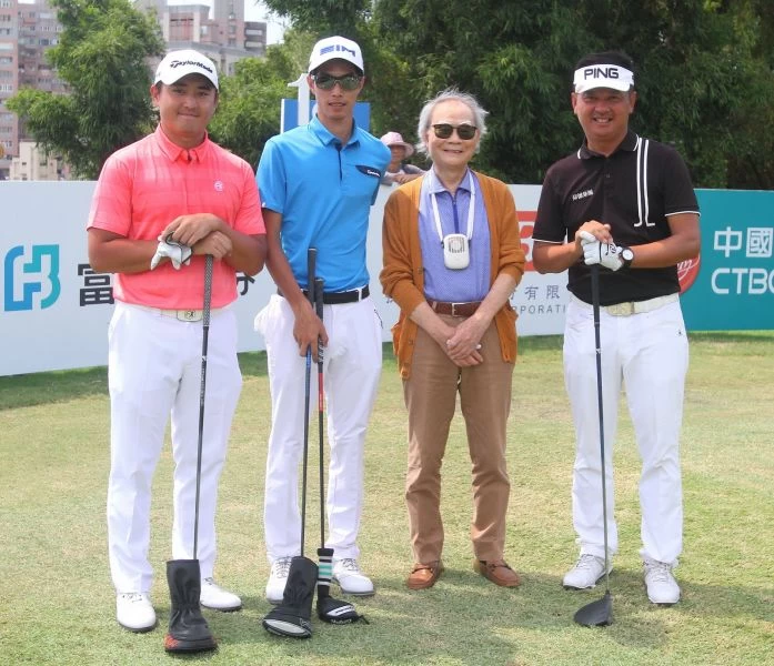 三花棉業董事長施純鎰(右二)勉勵三位延長賽選手葉昱辰(左起).張緯綸.林文堂。鍾豐榮攝