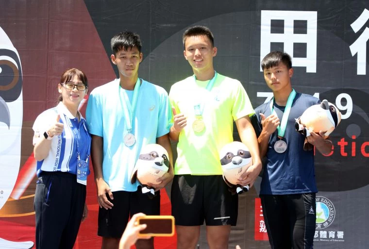 吳炳燊(中)在全中運田徑賽國男組標槍奪金。林嘉欣/攝影。