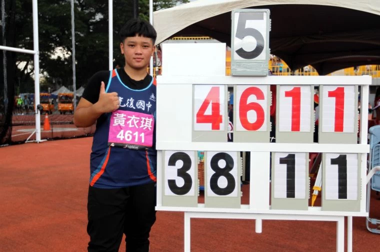 光復國中黃衣琪38.11公尺創個人最佳勇奪國女鐵餅金牌。林嘉欣/攝影。