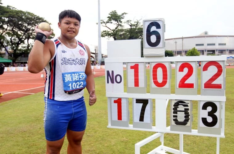 臺北市大同高中黃諾亞最後一擲17公尺03逆轉勝超嗨。林嘉欣/攝影。