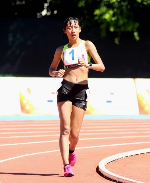 高女10000公尺競走決賽,賽前兩週車禍的新竹縣湖口高中江佳柔以50:00.20連莊。林嘉欣/攝影。