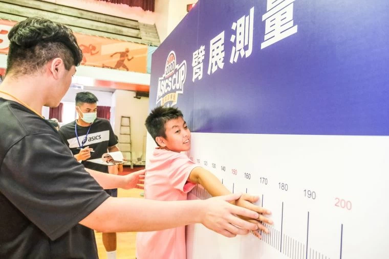 2020亞瑟士籃球之星訓練營為學員規劃體能檢測,幫助學員透過動態暖身與協調性訓練學習正確運動知識。亞瑟士提供