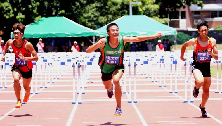 楊文杰(中)在全中運國男110公尺跨欄決賽以13秒92奪金破大會。林嘉欣/攝影。
