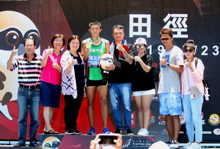 楊文杰在全中運國男110公尺跨欄決賽以13秒92破大會。林嘉欣/攝影。