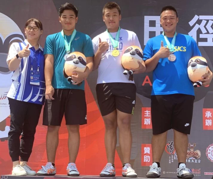 新北市明德高中林政陽和劉家寶在國男鐵餅金包銀。張勝煇/提供。
