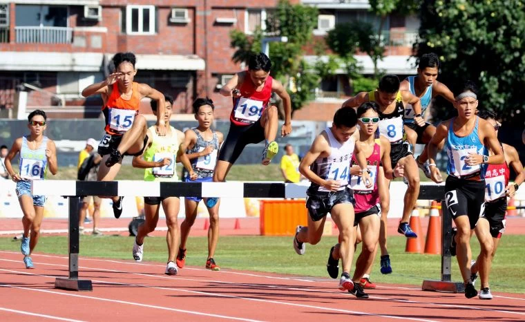 全中運高男3000公尺障礙冠軍林晨皓(前)。林嘉欣/攝影。