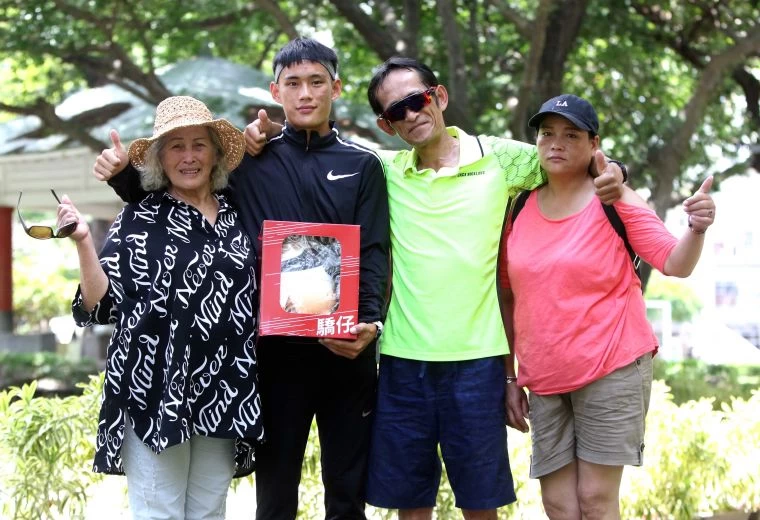 高男3000公尺障礙賽冠軍臺中市惠文高中林晨皓和家人合影。林嘉欣/攝影。