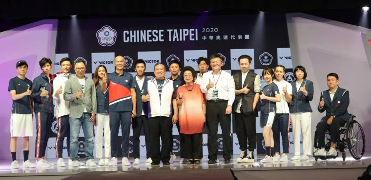 (附件照片4)1090723-3-教育部范巽綠前次長(前中)、中華奧會林鴻道主席(前左3)、體育署林哲宏副署長(前右3)、周裕穎設計師(前右2)。體育署提供