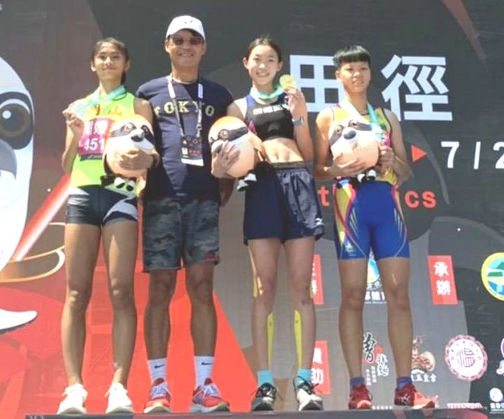 新北市明德高中「跨欄甜心」童苡茹(右二),今天以1:02.87勇奪國女400公尺跨欄金牌。張勝煇/提供。