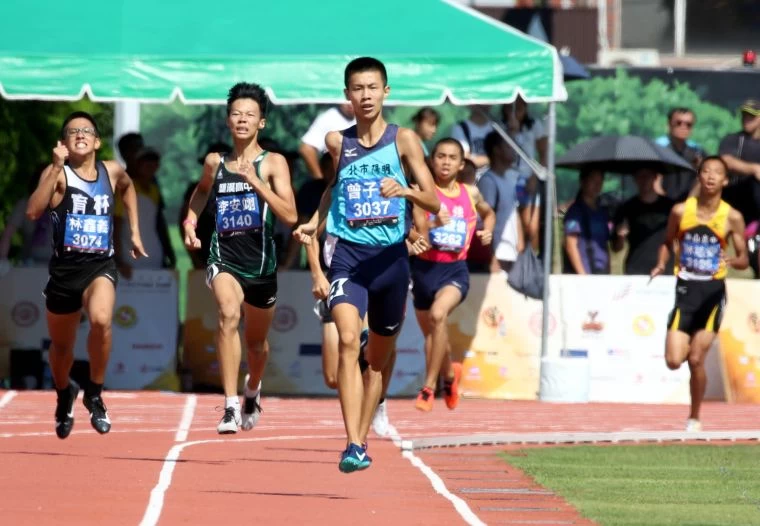 曾子盛以1分55秒70打破高懸11年全中運國男800公尺大會紀錄。林嘉欣／攝影。