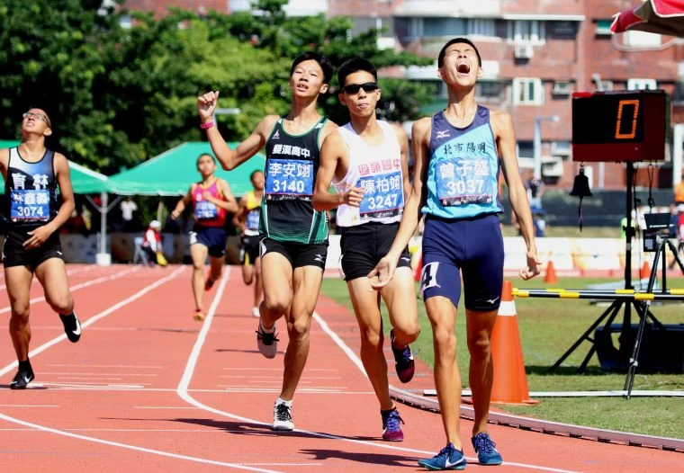 曾子盛以1分55秒70打破高懸11年全中運國男800公尺大會紀錄後放聲大吼釋放壓力。林嘉欣/攝影。