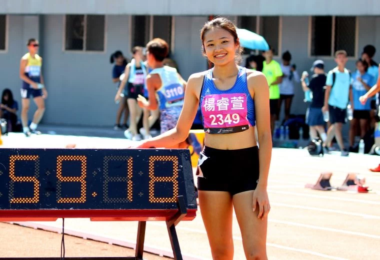 高女400公尺跨欄(0.762公尺)決賽,雲林縣麥寮高中楊睿萱59.18奪金破大會。林嘉欣/攝影。