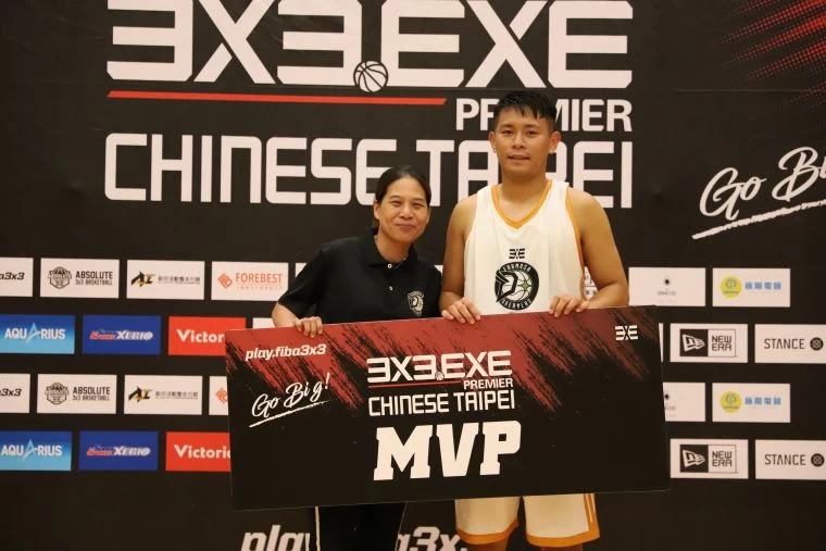 謝玉娟教練頒獎MVP吳彥侖。大會提供