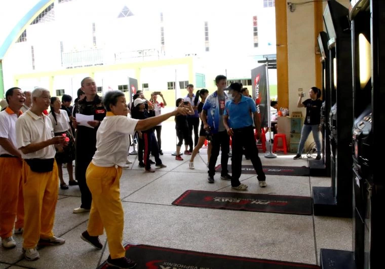 電子飛鏢等趣味體驗運動,讓到場民眾下場動一動。高雄市政府運動發展局提供